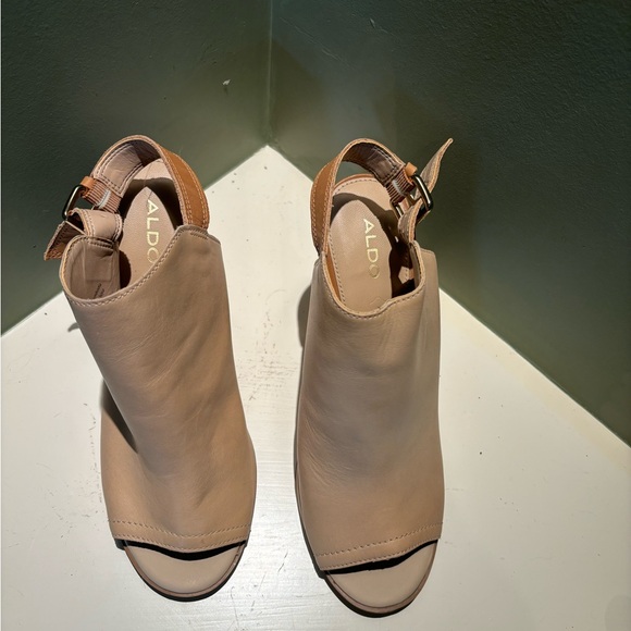 ALDO, nude coloured leather shoe with 4” block multicoloured heel. Size US 8.5 - Picture 4 of 8